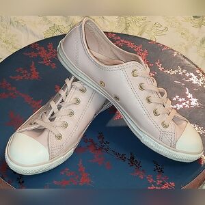 Converse women's size 6 shoes
